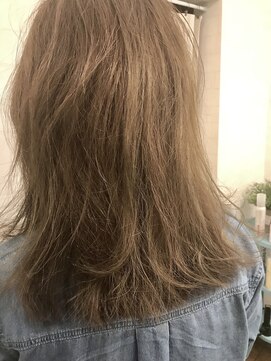 ヒッピーヘアー(Hippie Hair) ハイライト入り明るめマットグレージュ