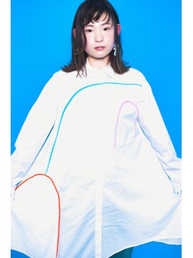 ミト(mito) シャツを広げる女の子