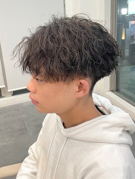 バース バイ ハピネス(BIRTH by happiness) 縦落ちツイストスパイラルパーマ　センターパート