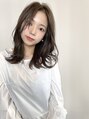 イングスジャパン(ings JAPAN)&nbsp;顔周りにたっぷりレイヤーのラフなセミディヘアスタイル