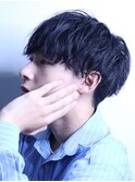 メンズブルーブラックカラースパイラルパーマ韓流マッシュ