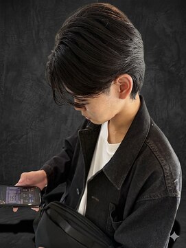 ウィスカーズ(Whiskers) ナチュラルセンターパート