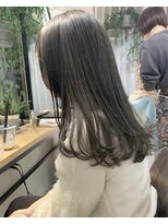 赤みを打ち消すオリーブグレー