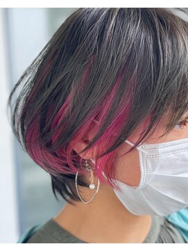 リル(Lille 橋本) イヤリングカラー×ピンクカラー×ちら見せカラー×マッシュボブ