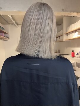 シーカ ニカイ(siika NIKAI) シルバーカラー×こなれミディ