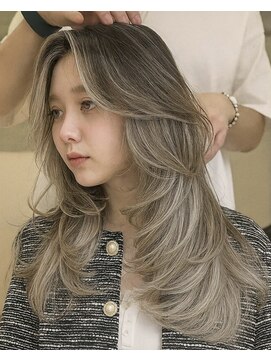 ヌエン 渋谷(NU/EN) ヘーゼルブラウン×ハッシュカット/バタフライカット/ハイライト