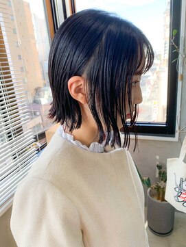 テトヘアー(teto hair) 切りっぱなしボブ、スリークボブ、外はねボブ、暗髪