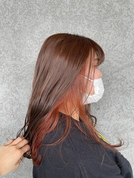 アチーブリス(achieve Liss) ツヤ髪ベージュ+ピンクレッドインナーカラー ウェーブロング