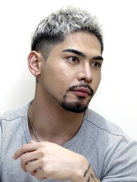 ベーア メロー(Bar mellow) 外国人風ハイトーンフェードショートモヒカン