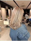 白髪活かし　ブロンドレイヤースタイル　ピンクのハイライト