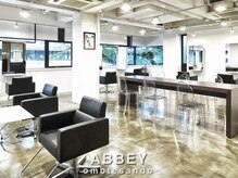 アビー(ABBEY)の雰囲気(開放的な店内、2フロアに分かれています。(レイヤーカット))