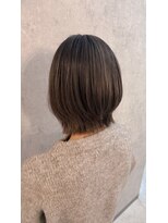 ポリマン 西新井(poliment) ひし形シルエットの美ミディ くびれレイヤー 白髪ぼかしカラー