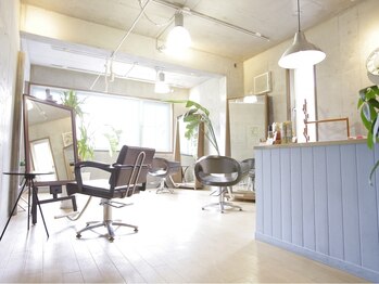 ヘアサロン シロップ(Hair Salon Syrup)の写真/【4席のみ】オーガニックにこだわった少人数サロン☆大きな窓から覗く陽の光、読書もできる心休まる空間◎