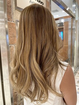 ピークアブー アヴェダ アトレ恵比寿(PEEK-A-BOO AVEDA) ロングレイヤー　大人可愛い　ひし形　ベージュ　ブロンド