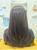 軽やかに揺れるハイレイヤースタイル