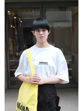 マレ(MARAIS) ダークグリーンなショートボブ