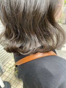 ヨナサン(Yona Saint) オリーブグレーカラー。