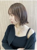 ショートボブ　外ハネ　ナチュラルベージュ