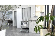 楚々の雰囲気（観葉植物が迎えてくれる明るい店内入り口）