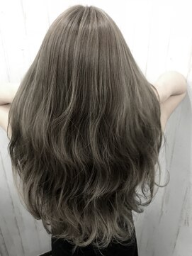 クオン(Kuon) 細めハイライトで作るグレージュカラー