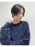丸みショート前下がりセンターパートハンサムくびれショート