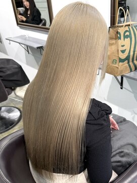 イリ 梅田(ili) ハイトーンカラーミルクティーベージュレイヤーカット