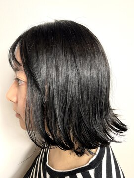 ゴンゾ(GONZO) ミディアム外ハネ／酸性ストレート