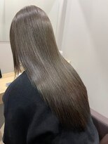 カミエ(kamie)&nbsp;グレージュロング×透明感カラーで大人っぽい仕上がりに