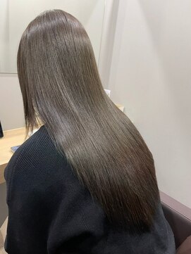 カミエ(kamie) グレージュロング×透明感カラーで大人っぽい仕上がりに