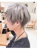 シルバーカラーツーブロックマッシュショート　ブリーチカラー