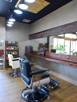 【当日予約OK】店主のこだわりが詰まった、シックな隠れ家サロン★大人男性が集う憩いのBARBER