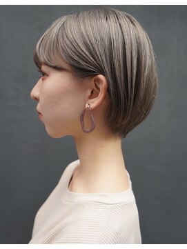ブルートマト(BLUE TOMATO) シルバーベージュのショートボブ