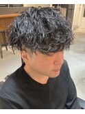 黒髪波巻きスパイラルパーマツーブロックマッシュ