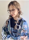ツイン編み下ろしリボンアレンジ×マロンベージュカラー
