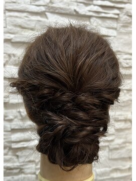 ラストーリア(La storia) フルアップのシニヨンスタイル♪