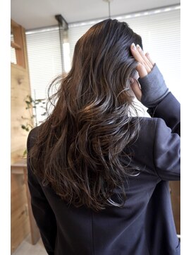 ムート(Mut) オリーブグレージュ　透明感カラー　艶髪　レイヤースタイル