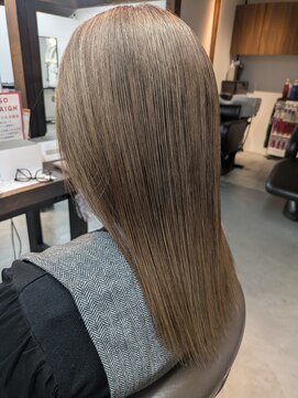 グレーベージュ×白髪ぼかしハイライト