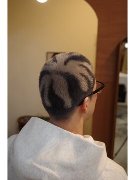 エディ(Edy) メンズ刈り上げスキンフェードケアブリーチホワイトシルバー岡山