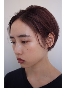 ハニーマスタード(HONEY MUSTARD) センターパート柔らかく透け感のあるボルドーカラーショート