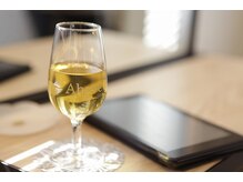 お待ちの間は、種類豊富なドリンクで”ホッ”と一息おくつろぎください。