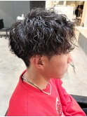 センターパートツイストスパイラルパーマメンズ波巻きパーマ