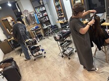 シベル(Si-Belles)の雰囲気（16～23時のヘアメイク風景）