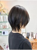 お洒落な大人女性のショートウルフボブ
