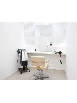 【アルゾ下松すぐそば】白を基調とした清潔感溢れるオシャレな店内。周りを気にせず過ごせる半個室サロン♪