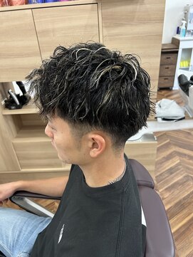 ヒカリ バイ イサミ 西川口(Hikari by ISAMI) 韓国マッシュスペインカールスパイキーショート〈理容室〉西川口