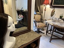 ヘアプラスオオサカの雰囲気（落ち着いた店内でゆったりお過ごしください）