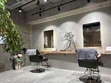 ノット(KNOT.)の雰囲気(静けさと余白が髪と心を整える上質なセット面落ち着いた空間です)