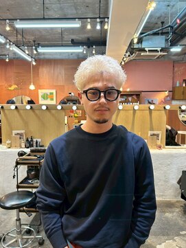 エディ(Edy) ケアブリーチ抜きっぱなしブロンド外国人風刈り上げ眉毛カット