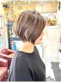 大人可愛いブラウンベージュハイライト小顔ショートボブ