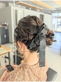 お呼ばれヘアセット　セミロング　アップシニヨン×リボン